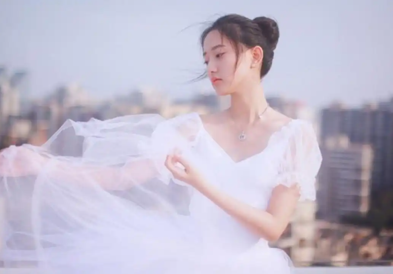 包养背后的法律雷区，民法典刑法全解析，别拿自由换金钱